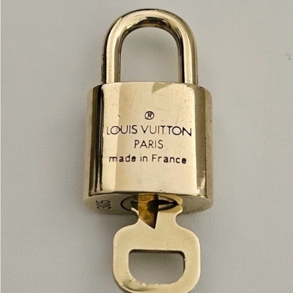 Louis Vuitton vintage brass lock and key. #305 Like New Condition - Picture 4 of 5
